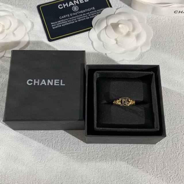 香奈儿Chanel Ruban系列双C 戒指，以缎带为灵感，采用18K金锁扣，线条流畅，造型优雅，尽显独特魅力。00151