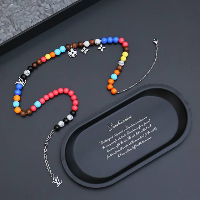 配送礼盒 Lvsurfin ◇ Beads 项链Mo1891 Lvsurfin ' Beads 项链以可调节链条串联不规则木质和树脂串珠，其间点缀精雕细琢的金属