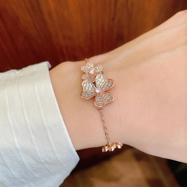 Vancleefarpels 花朵 Alhambra雾里看花 其设计独特，隽永典雅 手链链百搭 经典 这款四叶草项链被称为人间白富美的一个必入款式，一定要入！真