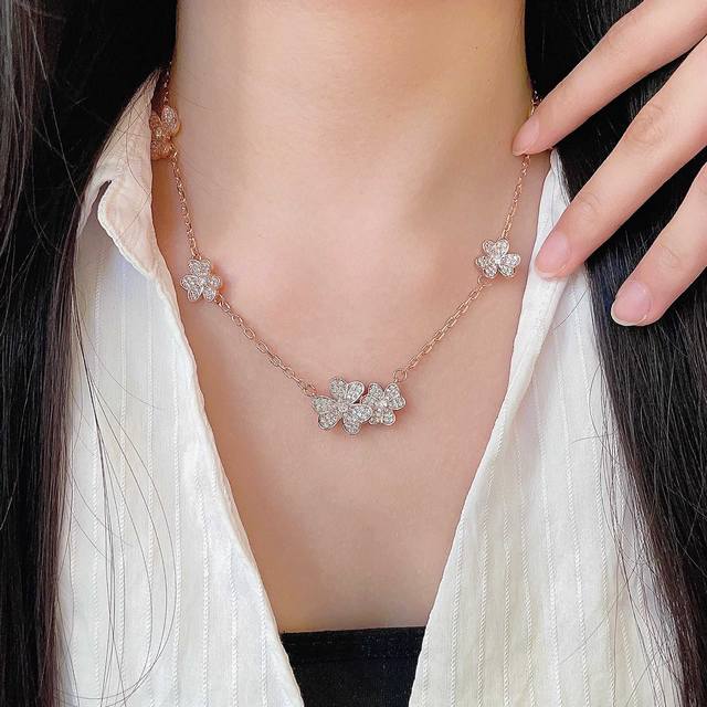 Vancleefarpels 花朵 Alhambra吊坠雾里看花 其设计独特，隽永典雅 项链百搭 经典 这款四叶草项链被称为人间白富美的一个必入款式，一定要入！