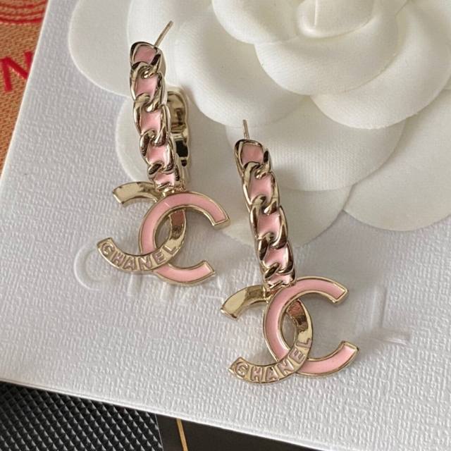 Chanel 25B粉字母纽绳圆环耳环一边粉色琉璃点缀，另一半光面设计Logo点缀结合双C，耳圈链条设计搭配粉色琉璃。简约优雅又时尚！金粉和链条元素相撞，优雅甜