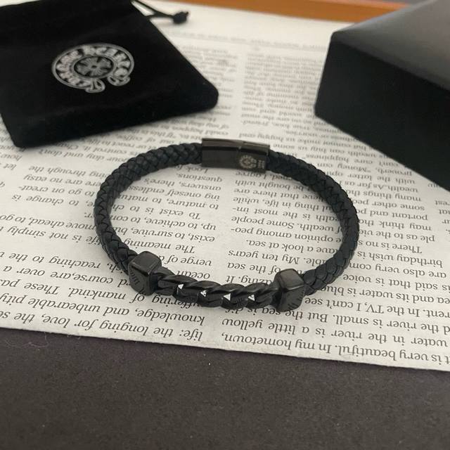 新款 专柜品质 Chrome Hearts克罗心 经典皮绳手镯 凹凸造型不同的花纹设计风格 呈现出与众不同 十字架 童军花是克罗心的标志 所以更经久不衰 正品打