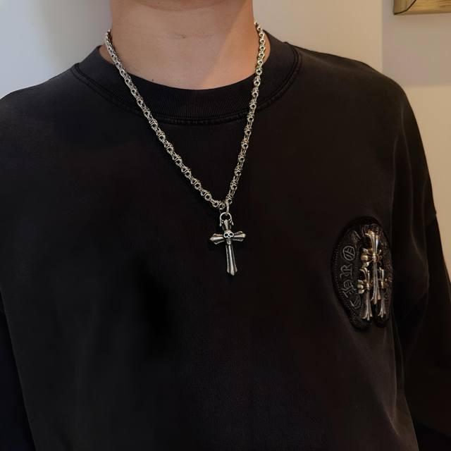 新款 专柜品质 Chrome Hearts克罗心经典复古十字架项链，骷髅头十字架吊坠 凹凸造型不同的花纹设计风格 呈现出与众不同 十字架 童军花是克罗心的志 所