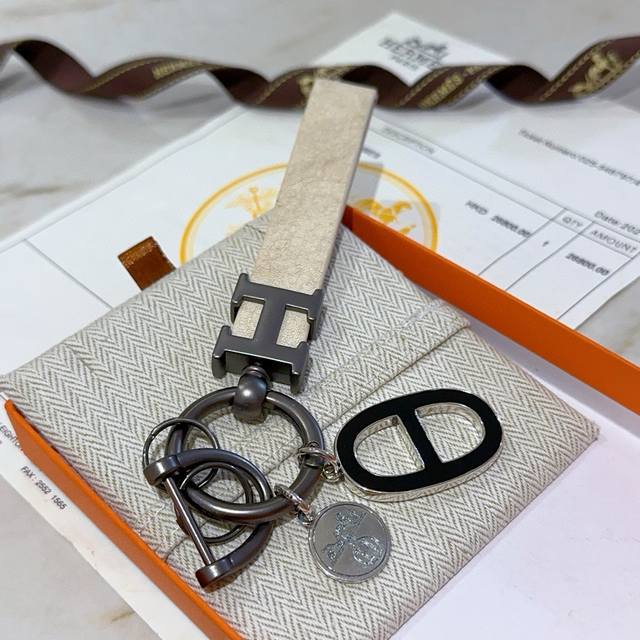 新款Hermes爱马仕钥匙扣钥匙扣加厚版 铂金版。高级精工版 众多网红同款 爱马仕挂饰钥匙扣太考验师傅的手艺了 要确保每个细节都到位不简单 高端定制 男女同款