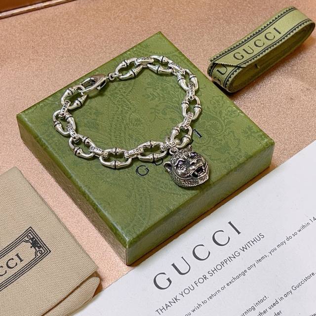 最新出炉 Gucci古驰手链最新款的经典款 精致无论款式 质感 都是绝对的顶尖Feel 只要看一眼就懂了 原版Logo 超 Nice 搭配衣服最佳的选择，男女同