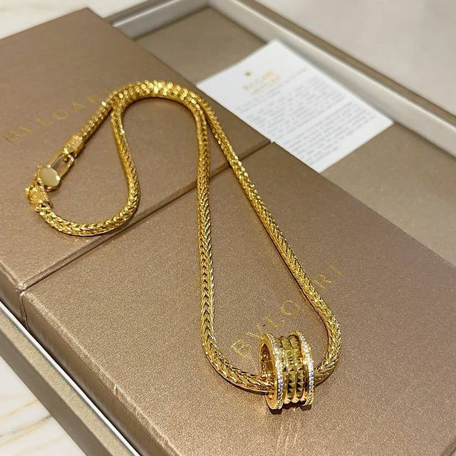 宝格丽项链V金材质 。Bvlgari宝格丽 Divas‘ Dream 系列 品相完美，细节无敌，那种独特的色泽完全无可挑剔，再缀以经典指环外形设计，简约之余却又