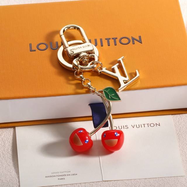 驴家新款樱桃钥匙扣 哇哦！这个樱桃挂件也太美了吧！ Louis Vuitton X村上隆联名款缀饰樱桃设计男女同款情侣款红色超可爱的樱桃包包挂件钥匙扣