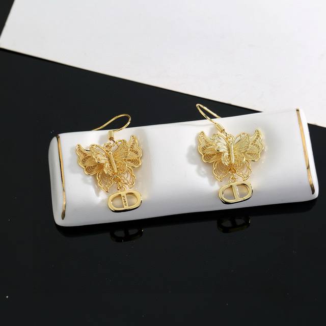 迪奥热销新款耳钉 上新蝴蝶Cd耳钉 不是市面上的普货重工电度360°无死角体现迪奥标志简单大方每一处细节都无漏洞做工精致细腻耳钉 耳勾