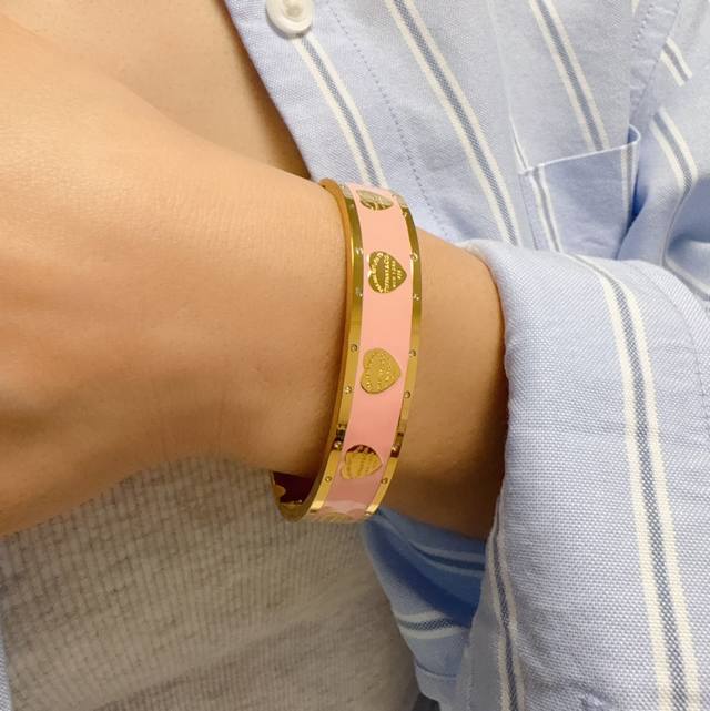 新品 蒂芙尼Tiffany&Co.镶钻爱心中号手镯超多明星网红同款。原单货 中性款高版本手镯专柜一致材质 火爆款出货 设计独特 复古前卫。手镯14K精工保色版
