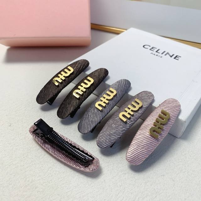miumiu缪缪 Miumiu发夹 钛钢Logo边夹刘海夹压夹日常精致小单品 气质百搭小仙女必入单品 宝藏款 闭眼入推荐款 一对