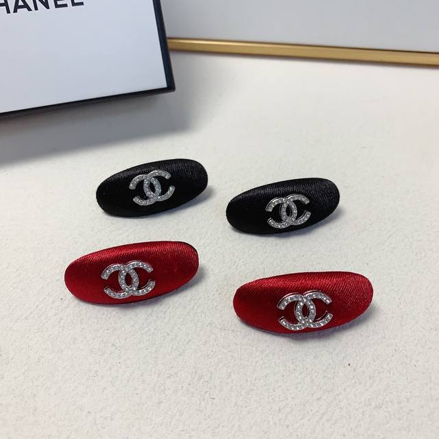 chanel小香 Chanel发夹 新款Logo边夹刘海夹压夹日常精致小单品 气质百搭小仙女必入单品 宝藏款 闭眼入推荐款 一对