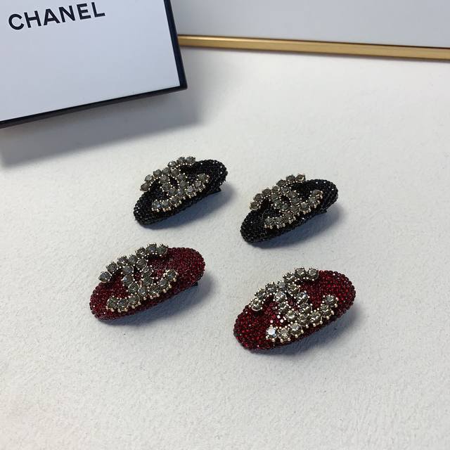chanel小香 Chanel发夹 满钻Logo边夹刘海夹压夹日常精致小单品 气质百搭小仙女必入单品 宝藏款 闭眼入推荐款 一对