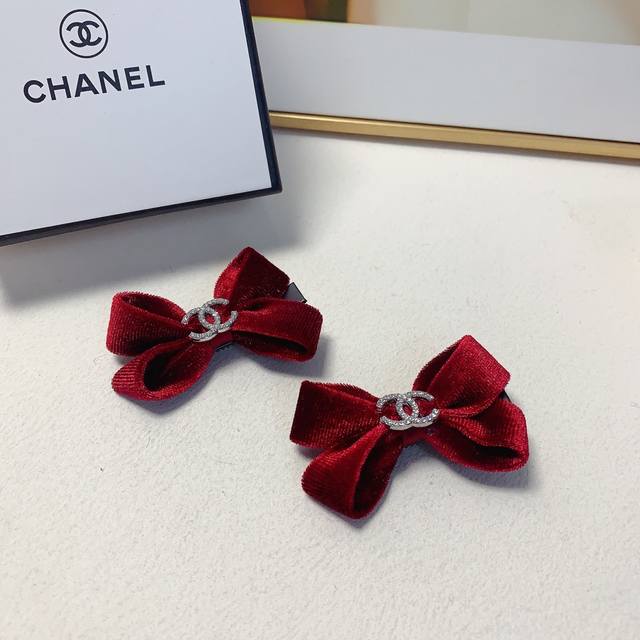 chanel小香 Chanel发夹 丝绒蝴蝶结Logo边夹刘海夹压夹日常精致小单品 气质百搭小仙女必入单品 宝藏款 闭眼入推荐款 一对