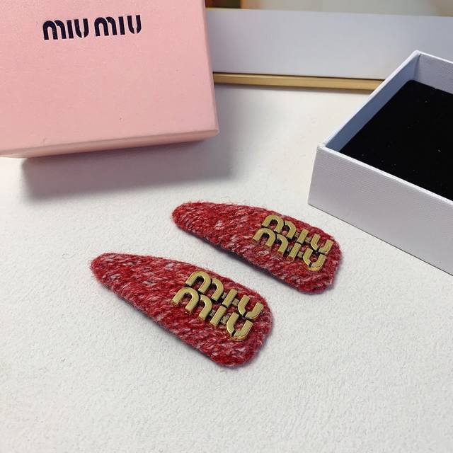 miumiu缪缪 Miumiu发夹 粗尼复古Logo边夹刘海夹Bb夹压夹日常精致小单品 气质百搭小仙女必入单品 宝藏款 闭眼入推荐款 一对