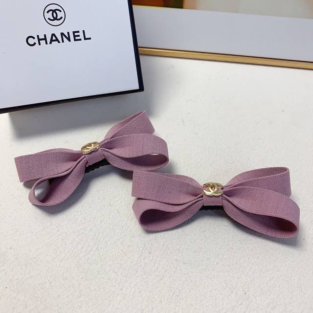 chanel小香 Chanel发夹 蝴蝶结Logo边夹刘海夹压夹日常精致小单品 气质百搭小仙女必入单品 宝藏款 闭眼入推荐款 一对
