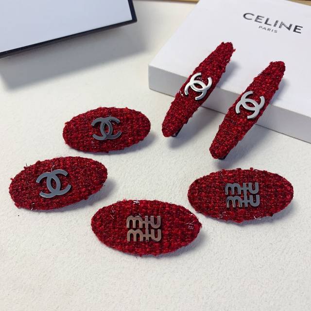 chanel小香 Miumiu缪缪 粗尼钛钢Logo边夹刘海夹压夹日常精致小单品 气质百搭小仙女必入单品 宝藏款 闭眼入推荐款 一对