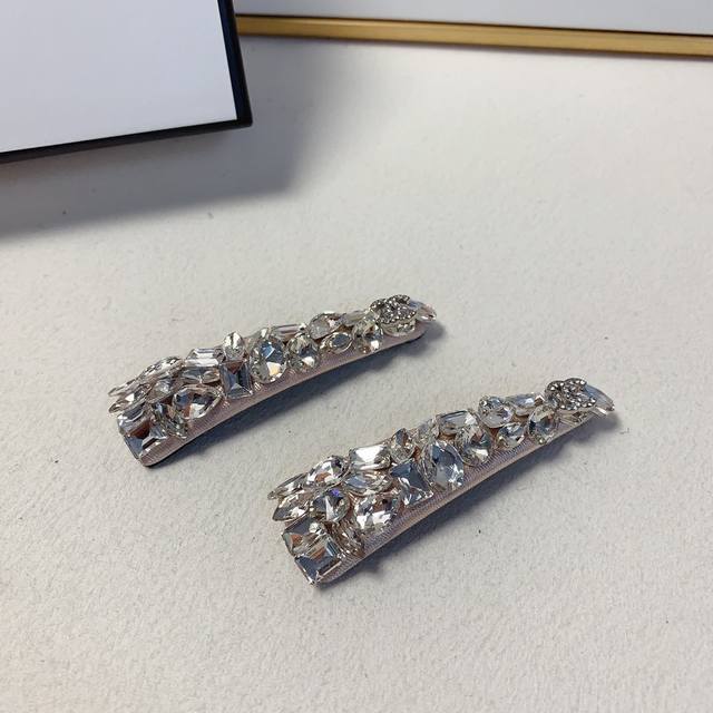 chanel小香 Chanel发夹 捷克钻Logo边夹刘海夹Bb夹压夹日常精致小单品 气质百搭小仙女必入单品 宝藏款 闭眼入推荐款 一对