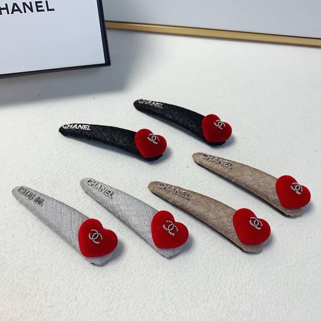 chanel小香 Chanel发夹 植绒爱心Logo边夹刘海夹Bb夹压夹日常精致小单品 气质百搭小仙女必入单品 宝藏款 闭眼入推荐款 一对