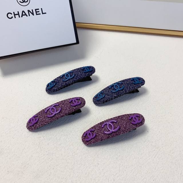 chanel小香 Chanel发夹 毛呢Logo边夹刘海夹压夹日常精致小单品 气质百搭小仙女必入单品 宝藏款 闭眼入推荐款 一对
