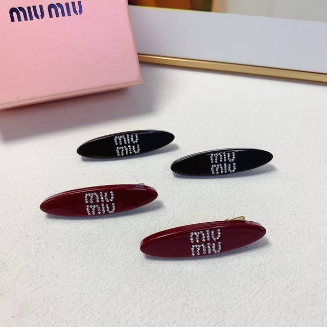 miumiu缪缪 Miumiu发夹 新款Logo边夹刘海夹压夹日常精致小单品 气质百搭小仙女必入单品 宝藏款 闭眼入推荐款 一对