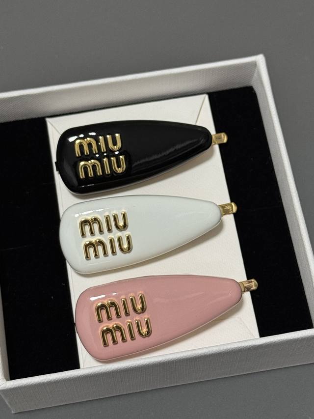 高品质 细节如图 绒面 光面 一个价格 0190 Mu 糖果色发夹 小公举必备！！萌动的少女心被稳稳的拿捏了[可怜]谁能拒绝这款小可爱呢！一款绝美发夹，让你天天