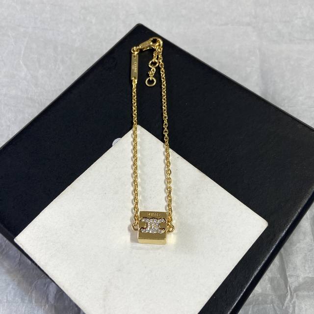 Cs668 手链 Cel*Ne 22新款小方糖项链 手链 超级精致的小方糖系列，凯旋门的标志，上边水晶点缀，细节感满满，瞬间提升颜值！方方正正非常立体，抛光处理