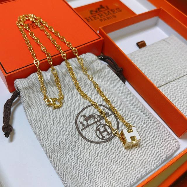 爱马仕项链 新品发布 Hermes 必备款猪鼻子系列首饰 高端定制.高端链条经典搭配 新品 简单时尚专柜一致 火爆款出货穿搭轻松驾驭 设计独特 值得入手的项链