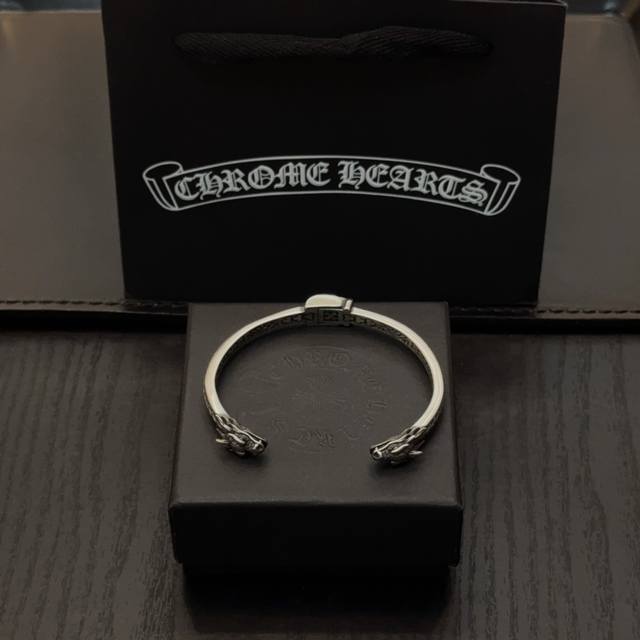 新款 专柜品质 Chrome Hearts克罗心手镯 凹凸造型不同的花纹设计风格呈现出与众不同 十字架童军花是克罗心的标志 所以更经久不衰 正品打版Chrome