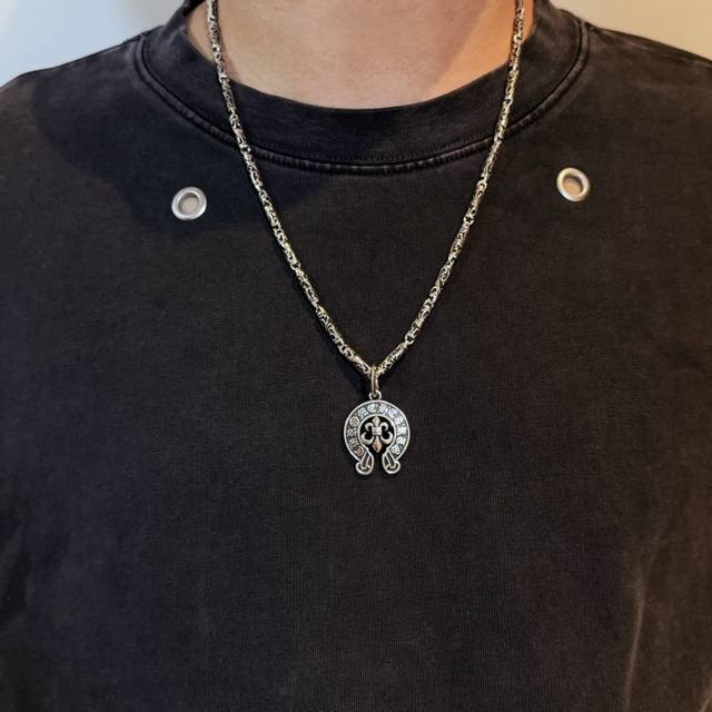 专柜品质 Chrome Hearts克罗心经典藤蔓项链，马蹄印童军花吊坠 凹凸造型不同的花纹设计风格 呈现出与众不同 十字架 童军花是克罗心的志 所以更经久不衰