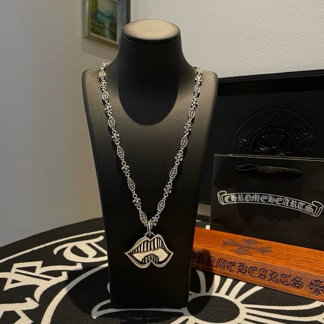 抖音 快手 Ins 小红书 直播热门 ，新款 专柜品质 Chrome Hearts克罗心十字花项链 ，大嘴吊坠，凹凸造型不同的花纹设计风格 呈现出与众不同 十字