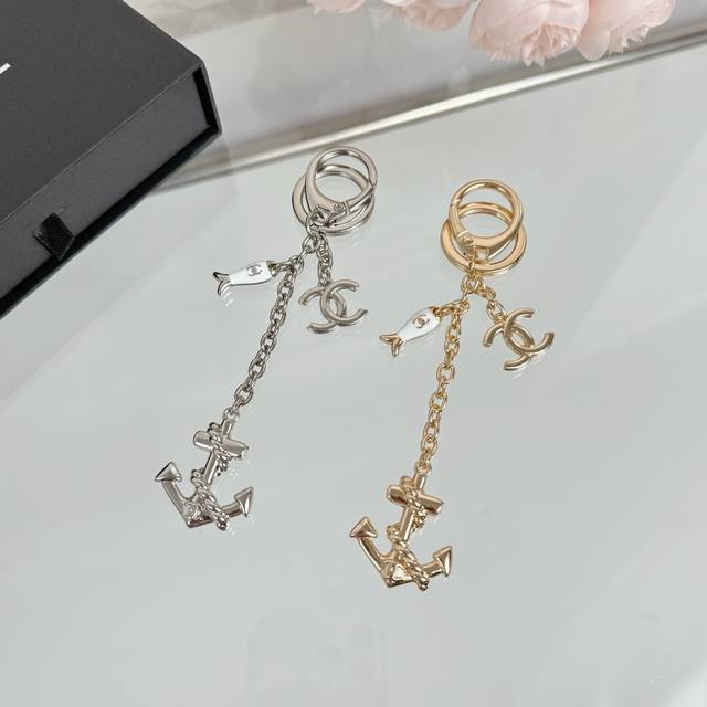 Chanel 香奈儿新款船锚钥匙扣挂件，金银双色可选。配小鱼和双C吊坠，做工精致金银2色