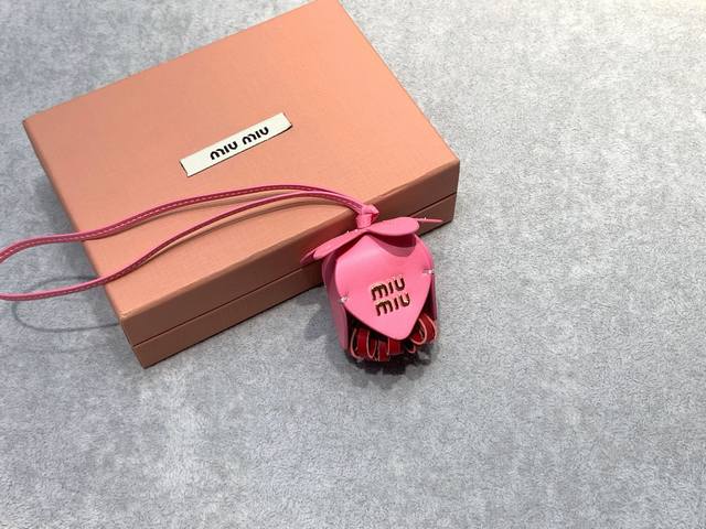 Miumiu 花卉挂件 小牛皮革设计花卉当搭配的挂件包包伴侣绝超方便携带 挂在大包上又可爱必入单品没有之一
