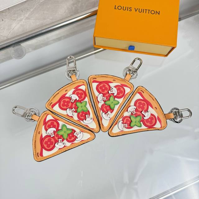 新品迷你披萨挂件挂饰 Louis Vuitton 路易威登披萨挂件钥匙扣 户外休闲穿搭的包包搭配一个精美的挂饰，时尚感满满且十分亮眼。这款披萨形状挂饰以美食为亮