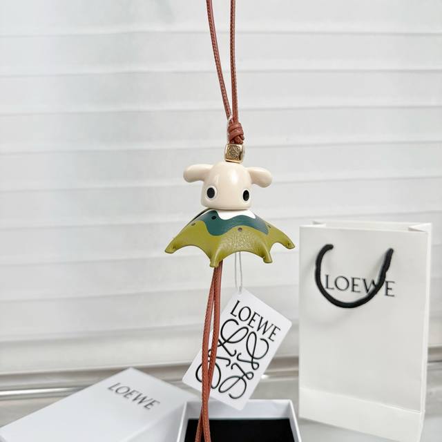新品 罗意威Loewe puzz小精灵-阿奇挂饰 挂件 颜色：白色 深绿色 牛皮革和醋酸纤维挂饰，连接有牛皮革环带和 Anagram骰子。灵感源自 puzzle
