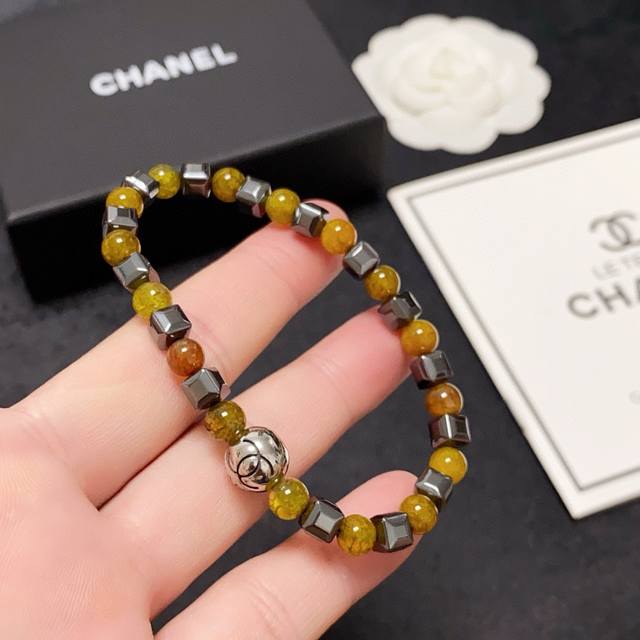 香奈儿Chanel字母双C黑胆石和高级天然特色黄色玛瑙珠子手链！显白厚实感十足！千年琥珀、万年蜜蜡经典火热爆款来袭大牌香奶奶这个品牌在时尚女性当中绝对无所不知都