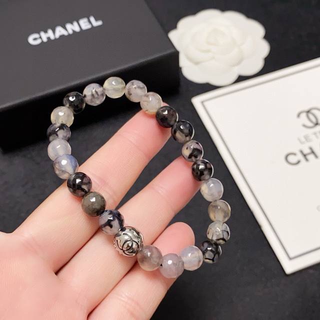 香奈儿Chanel字母双C高级天然特色玛瑙珠子手链！显白厚实感十足！千年琥珀、万年蜜蜡经典火热爆款来袭大牌香奶奶这个品牌在时尚女性当中绝对无所不知都知道它的经典