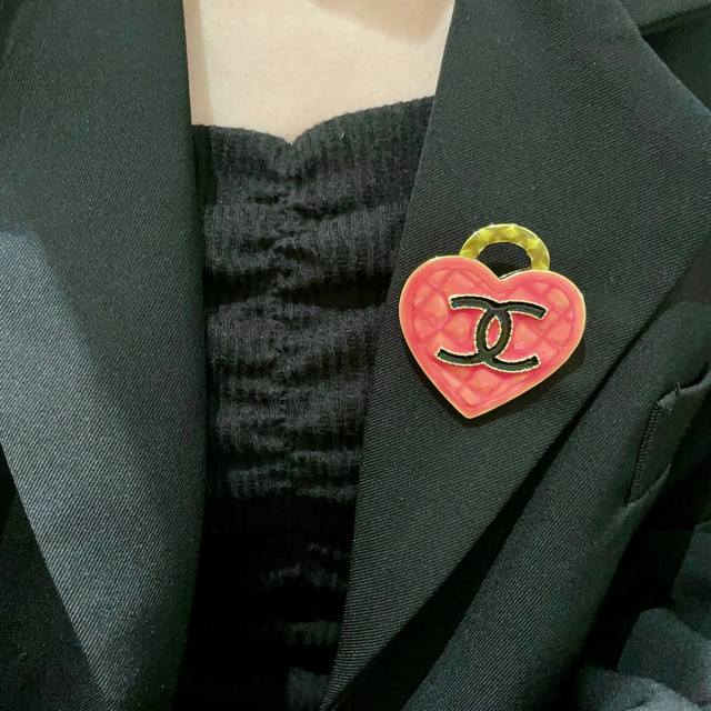 香奈儿爱心双C胸针