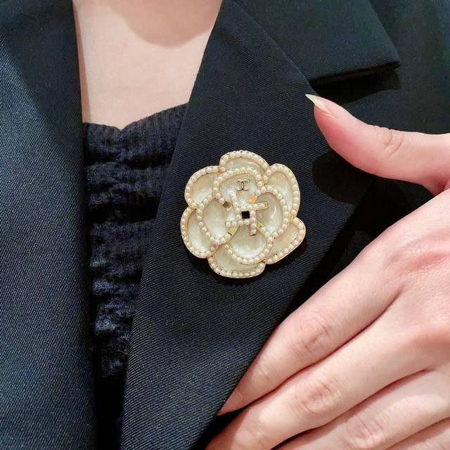 Chanel小香 专柜新款同步上新香奈儿胸针，是最懂女人的饰物。那些倾注了全部心血去做自己的女人，往往更珍惜胸针的意义。香奈儿女士把胸针别在帽子上，并告诉那些模