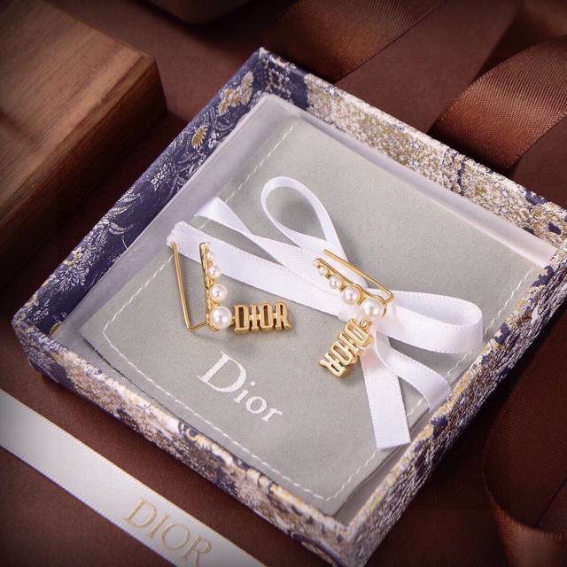 Dior 迪奥 耳环专柜新款上市 美得不要不要的 唯美 浪漫 人手必备款 火爆小红书 精选Zp一致材质 超 Nice