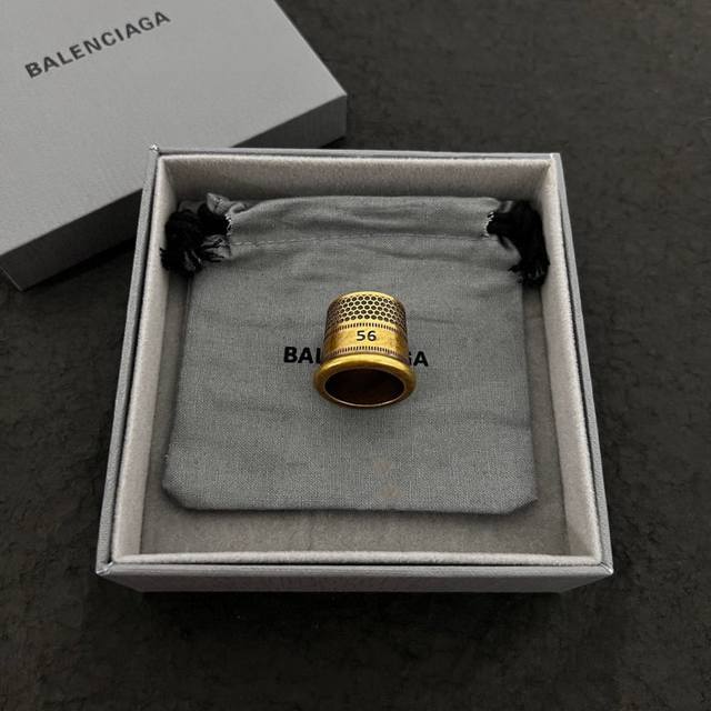 新款 巴黎世家 Balenciaga 戒指 复古风 简单大方 大牌金质感饱满 ，搭配衣服超好看 ！ 码数：678