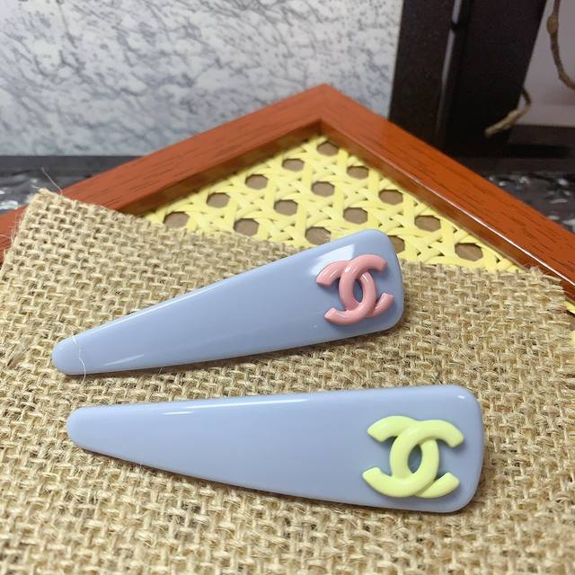 chanel小香 Chanel发夹 亚克力糖色 Logo边夹刘海夹压夹日常精致小单品 气质百搭小仙女必入单品 宝藏款 闭眼入推荐款 一对