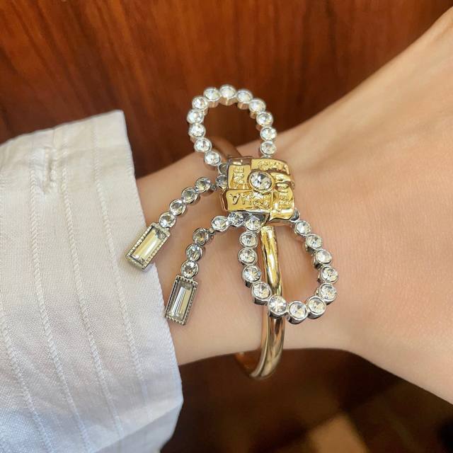 新款新款香奈儿蝴蝶结字母手镯超重工Bling Bling，颜色搭配得非常好高级感 女神气质高端 黄铜材质不过敏不褪色。一比一精美工艺，经典至极的魅物，性价比高