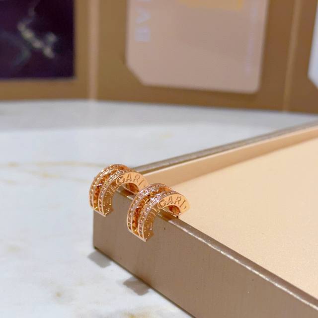 宝格丽耳钉 Bvlgari New宝格丽B.Zero 1Rock系列铆钉 陶瓷边耳钉 情侣款 男女可戴加入柳丁元素非常的中性顶级微 镶工艺 重工打造炒鸡质感高档