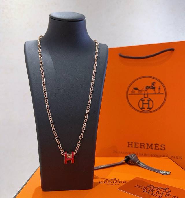 Hermes 爱马仕项链 H字母椭圆系列首饰 进口珐琅镀.猪鼻子链条经典搭配 边上Logo清晰，新品 简单时尚专柜一致 火爆款出货 设计独特 前卫 男女必备款！
