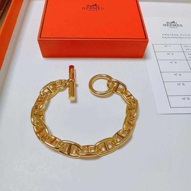 新品发布爱马仕猪鼻子手链，加厚版高级精工，菱角打磨非常细致，上手K金质感，经典造型让你爱不释手，非常值得入手！复刻工艺完美打造！