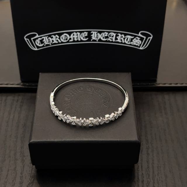 新款 专柜品质 Chrome Hearts克罗心十字花手镯 凹凸造型不同的花纹设计风格呈现出与众不同 十字架童军花是克罗心的标志 所以更经久不衰 正品打版Chr