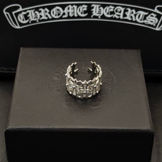 专柜品质 Chrome Hearts克罗心满钻十字花戒指 凹凸造型不同的花纹设计风格呈现出与众不同 十字架童军花是克罗心的标志 所以更经久不衰 正品打版Chro