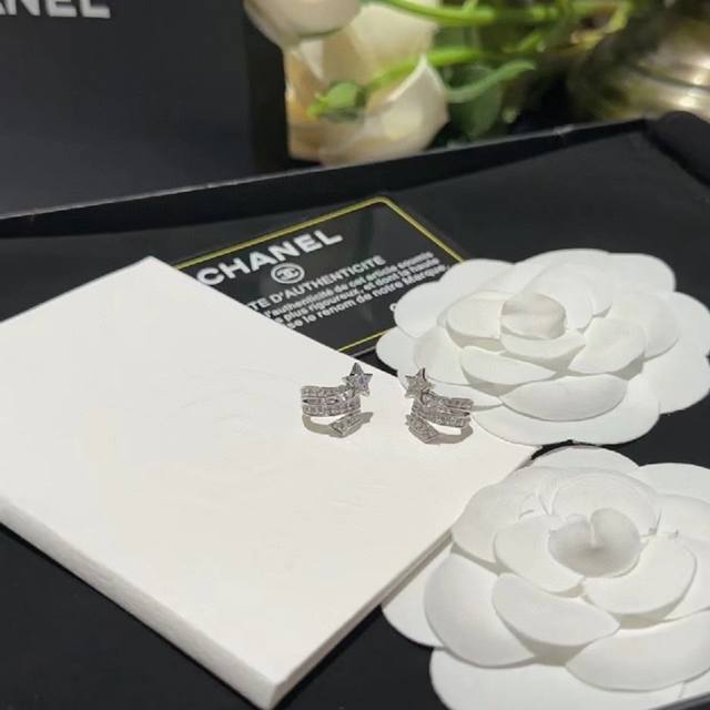 精工版本 Chanel小香新款晶钻彗星耳拍原版Logo字印 五角星流苏 独特的设计理念 超精致的一款ComèTe在夜空中一闪而逝的彗星和璀璨闪耀的星座自1932
