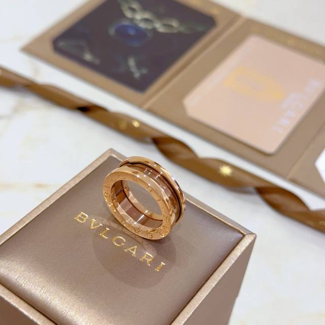 宝格丽项链V金材质。Bvlgari宝格丽 Divas‘ Dream 珐琅系列 品相完美，细节无敌，那种独特的色泽完全无可挑剔，再缀以经典指环外形设计，简约之余却
