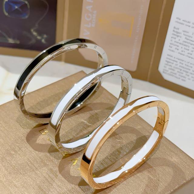 宝格丽手镯Serpenti Viper系列间蛇骨手镯，V金材质 完美精心打磨，与金属边完美契合！充满诱惑和迷人的感性，璀璨奢华，呈现出中无与伦比的美感与力量，给
